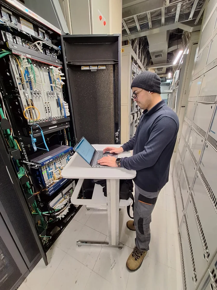 Ingeniero Tamatel realizando diagnóstico de infraestructura crítica en sala de equipos